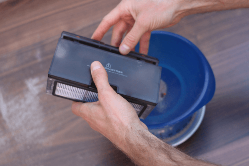 Staubbehälter wird ausgeleert